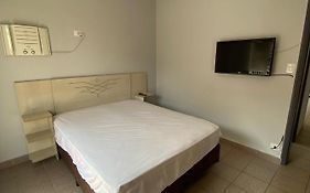 Apartamento com Estacionamento, Wi-Fi, Ar condicionado a 300 metros da Praia da Enseada no Guarujá.