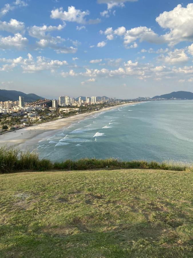 Apartamento com Estacionamento, Wi-Fi, Ar condicionado a 300 metros da Praia da Enseada no Guarujá. Exterior foto
