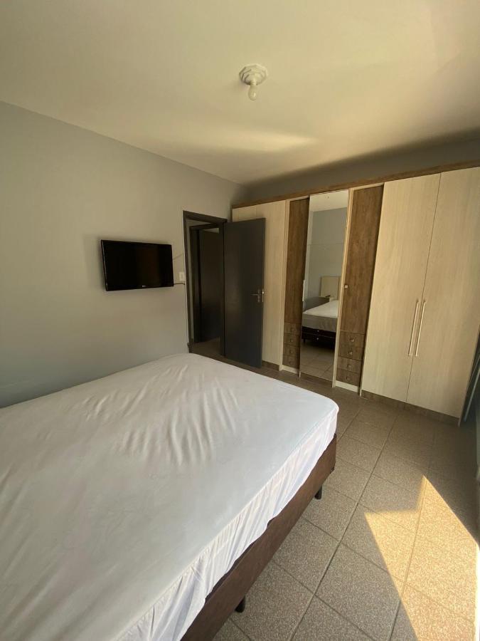 Apartamento com Estacionamento, Wi-Fi, Ar condicionado a 300 metros da Praia da Enseada no Guarujá. Exterior foto