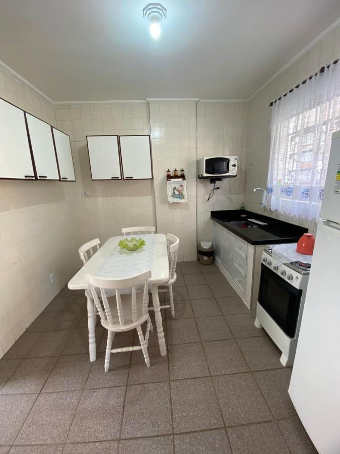 Apartamento com Estacionamento, Wi-Fi, Ar condicionado a 300 metros da Praia da Enseada no Guarujá. Exterior foto